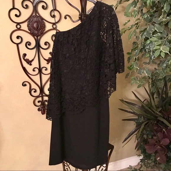 Black Lace One Shouldered Cape Cocktail Dress!🖤. - Picture 5 of 8